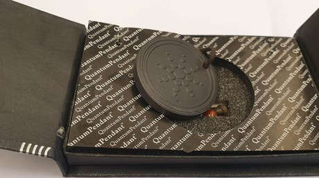 Advierten que un colgante 'anti-5G' y joyas de iones negativos son tan radioactivos que podrían "dañar el tejido y el ADN"