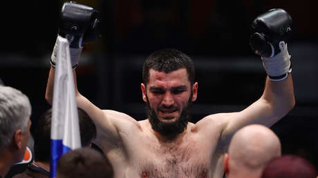 VIDEO: El campeón semipesado del WBC y de la IBF defiende sus títulos al derrotar a su rival por TKO con un feroz disparo al cuerpo