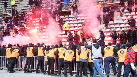 Escándalo en el fútbol francés: suspenden el encuentro entre el Lyon y el Paris F.C. por una batalla campal en el estadio