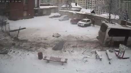 Un bus de pasajeros se sale de una carretera, choca contra varios coches de un estacionamiento y deja ocho heridos en Rusia (VIDEO)