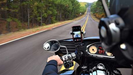 Detienen a un hombre que perseguía en moto a su expareja, sobre la que tiene una orden de alejamiento, y descubren que llevaba piedras