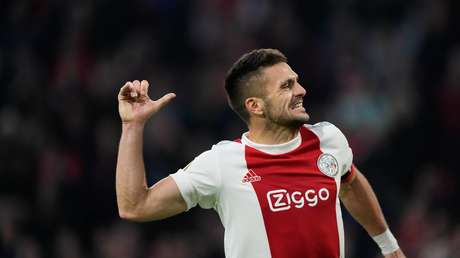 La estrella del Ajax Dusan Tadic supera el récord de Lionel Messi de asistencias en un año natural
