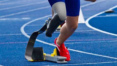 Pierde una pierna y al no encontrar una prótesis cómoda fabrica una a medida (ahora tiene su propia tienda)