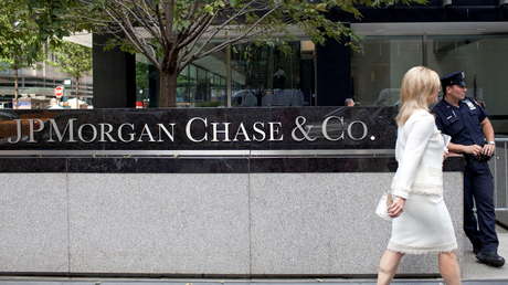 Multan con 200 millones de dólares a JPMorgan Chase por comunicarse con los clientes mediante WhatsApp y dispositivos privados