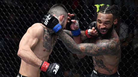 VIDEO: Un luchador de la UFC se burla de su rival pero se arrepiente al acto cuando lo manda al suelo de una brutal patada