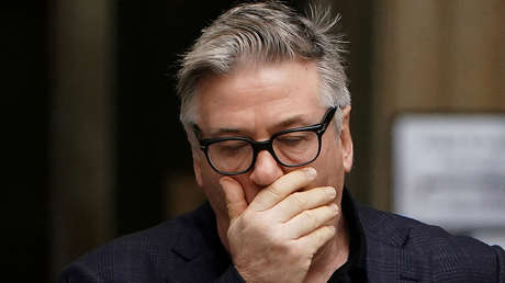 El padre de la mujer que falleció por un disparo accidental en el rodaje de 'Rust' afirma que Alec Baldwin es "parcialmente culpable"