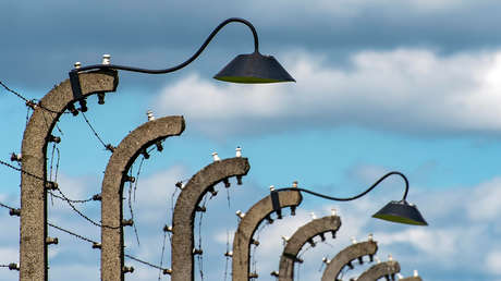 Suspenden a una profesora de primaria en EE.UU. por teatralizar el Holocausto con fosas comunes, cámaras de gas y Adolf Hitler