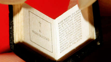 Subastan por más de 4.700 dólares uno de los libros más pequeños del mundo