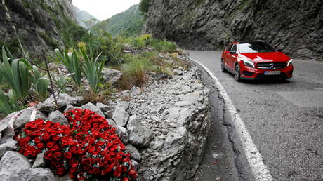 VIDEO: Un futbolista español se graba conduciendo a 160 km/h mientras sujeta con una mano un café de Starbucks