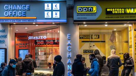 Economista advierte que Turquía debe actuar rápido para evitar el desborde de la crisis monetaria hacia su economía total