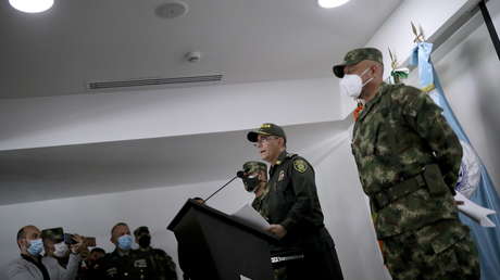 La Policía de Colombia publica una foto de dos agentes con tapabocas añadidos con Photoshop y la Red no perdona