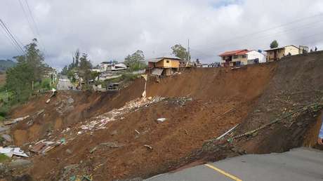 Un hundimiento arrasa con viviendas y una carretera en la provincia ecuatoriana de Bolívar (VIDEOS, FOTOS)