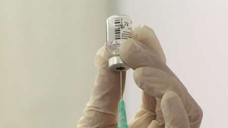 Detienen a un hombre que se vacunó siete veces haciéndose pasar por otras personas con el objetivo de recibir pases sanitarios