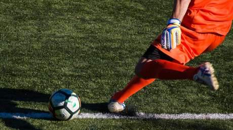 Muere un portero tras chocar con un futbolista rival durante un partido