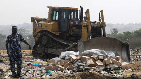 VIDEO: Nigeria destruye con una excavadora más de un millón de dosis caducadas de la vacuna de AstraZeneca