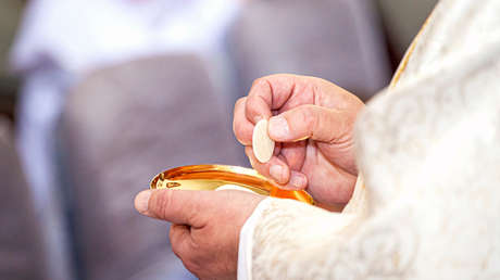 Un obispado de España informa por WhatsApp a un hombre la condena eclesiástica del sacerdote que abusó de él