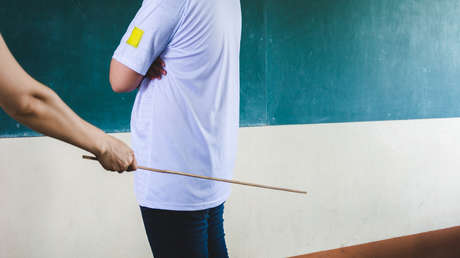 Un video de una profesora dando correazos en los glúteos a sus alumnos se viraliza en Ecuador