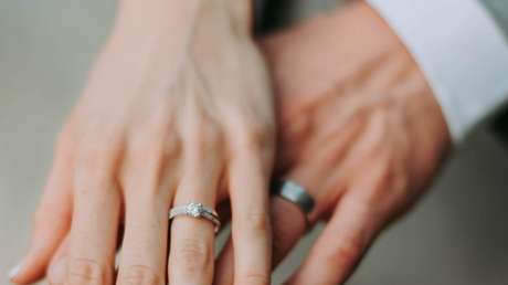 Una mujer se casa con el hombre que le arrojó ácido en la cara y la dejó casi ciega