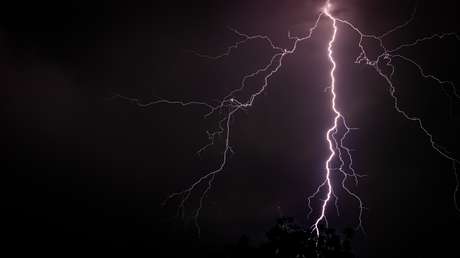 Un hombre sobrevive al impacto de un rayo gracias a su paraguas (VIDEO)