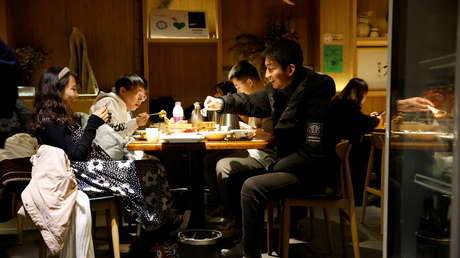 Una marca de comida china se disculpa tras difundir un anuncio con imágenes de una modelo "con ojos rasgados"