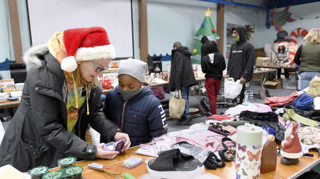 Activistas organizan festejo navideño y entregan regalos a niños cuyos padres están en prisión en EE.UU.