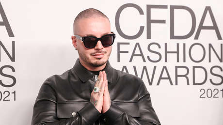 Premian a J Balvin como artista afrolatino del año y las redes se llenan de críticas