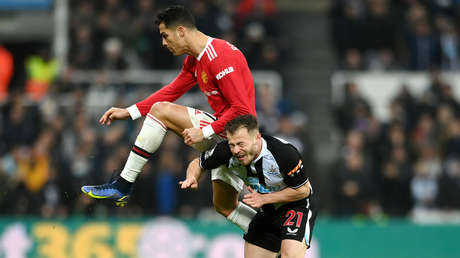 Cristiano Ronaldo escapa de la tarjeta roja por una "salvaje" falta y desata la ira de los internautas (VIDEO)