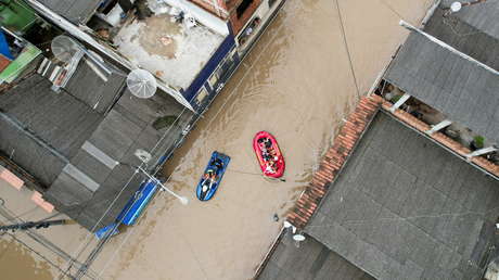 Cadenas humanas para distribuir ayuda, viviendas engullidas y amenaza de enfermedades: las lluvias provocan una "catástrofe histórica" en Bahía