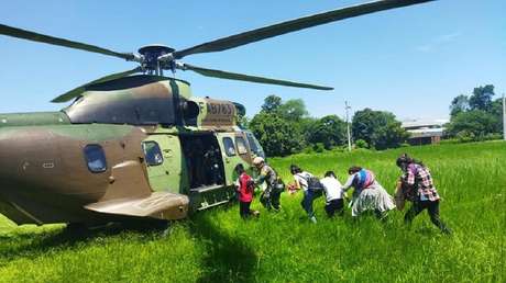 Rescatan a una familia de una canoa rodeada de grandes largatos en medio de las inudaciones en Bolivia