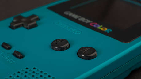 Logan Paul estropea quince Game Boy Color icónicas de los 90 para construir una mesa de resina y causa la ira de los internautas