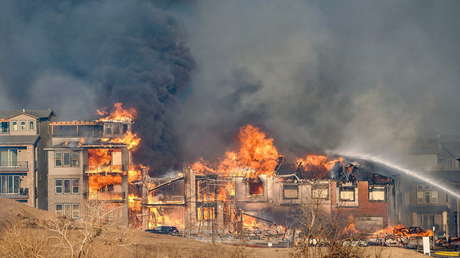 Declaran el estado de emergencia en Colorado por los incendios forestales que han obligado a decenas de miles a evacuar sus hogares (VIDEO)