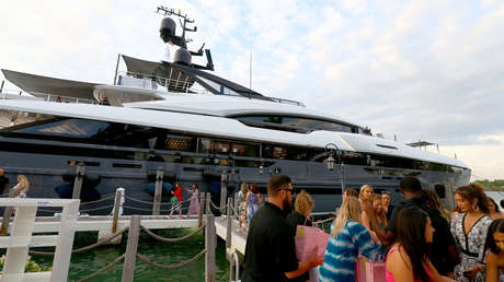 El superyate de 51 millones de dólares del magnate JR Ridinger choca y hunde un buque cisterna con gas en las Bahamas