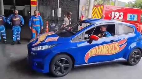 VIDEO: Bolsonaro derrapa con un auto en un parque temático en medio de críticas por no visitar a los damnificados por las graves inundaciones de Bahía