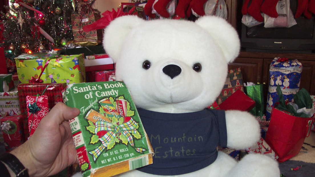 Dos hermanos se intercambian el mismo regalo navideño desde hace más de tres décadas (y cada año hacen la entrega de la manera más creativa posible)