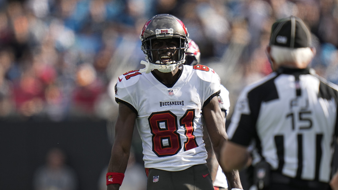 El receptor de la NFL Antonio Brown se quita los protectores, los arroja enfadado hacia la banca y abandona a su equipo a medio partido (VIDEO)