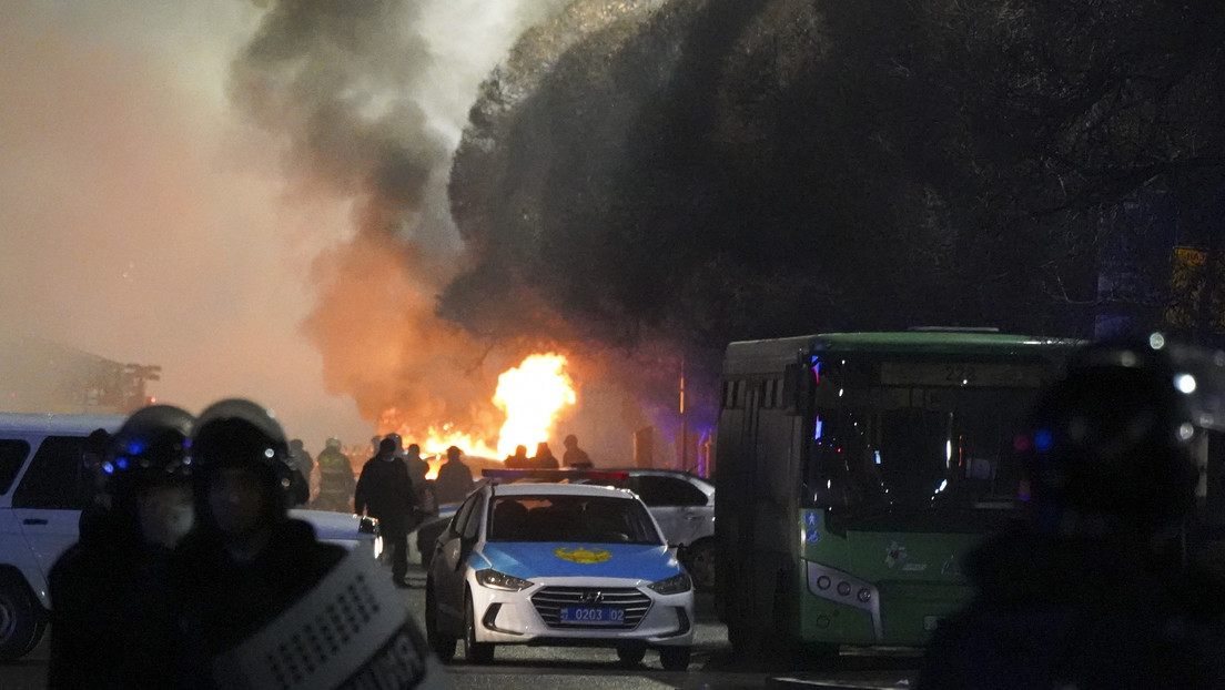 Protestas en Kazajistán por el aumento de los precios del combustible escalan en enfrentamientos y el estado de sitio: ¿Qué ocurre?