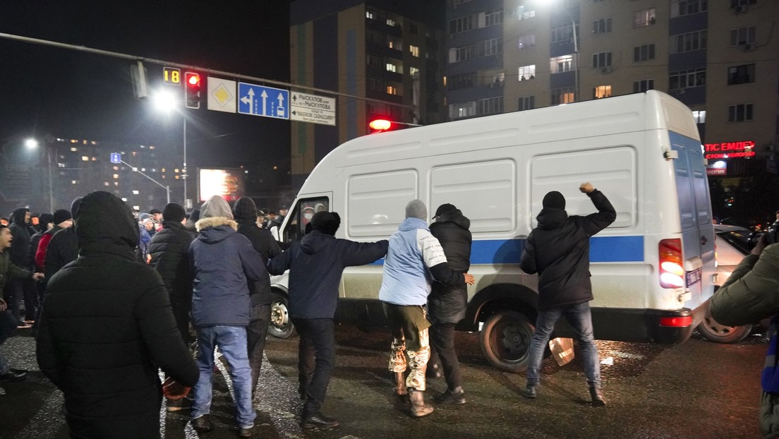 El presidente de Kazajistán acepta la dimisión de los miembros del Gobierno ante la ola de violentas protestas que azotan varias regiones del país