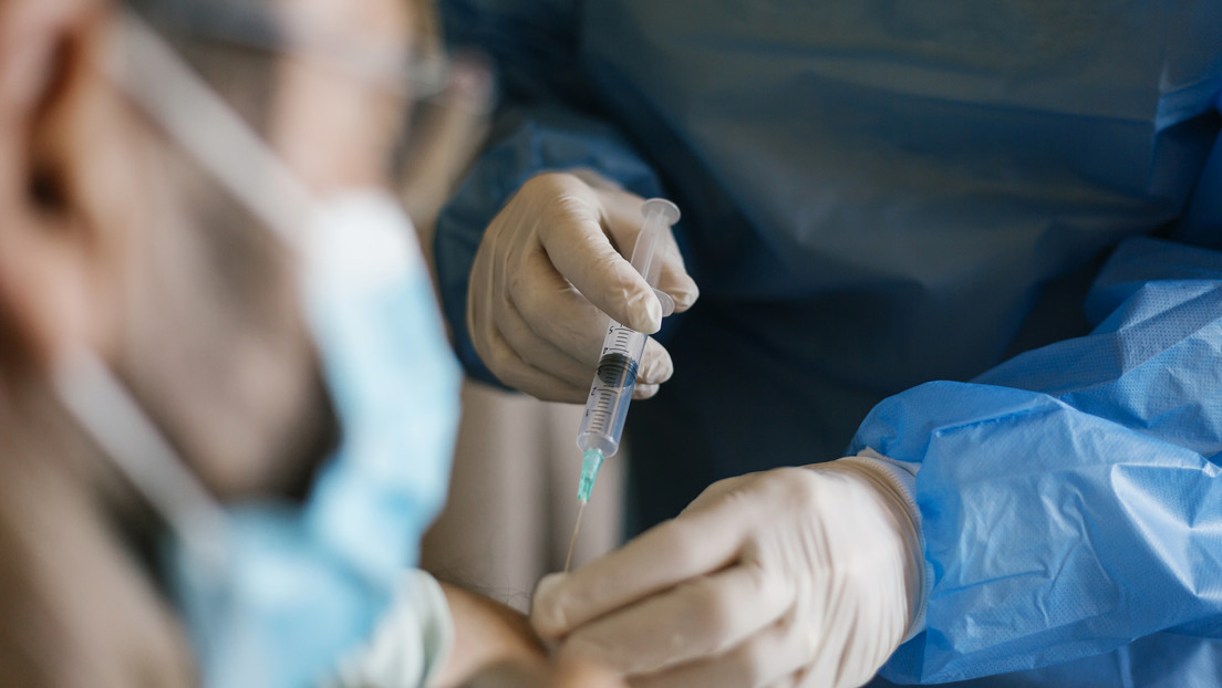 "Un dólar cincuenta la dosis": Investigadores desempolvan en Texas una vacuna que podría ser "punto de inflexión" en la lucha anticovid