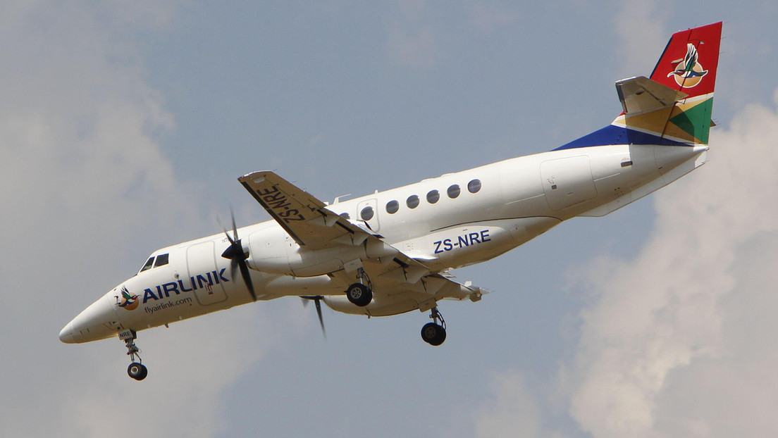 Un ave de gran tamaño choca contra un avión en pleno aterrizaje y parte de una hélice atraviesa el fuselaje (FOTOS)