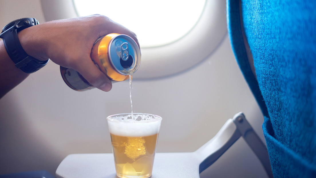 Trudeau tacha de "bofetada" el video de unos pasajeros canadienses que beben y bailan en un avión en pleno avance del covid-19