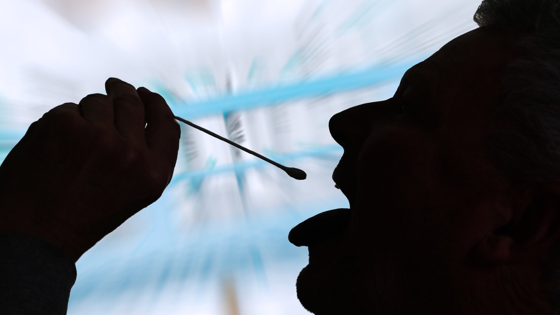 VIDEO: Una periodista aconseja hacer un test de antígenos con saliva además de uno con mucosa nasal para detectar el covid-19