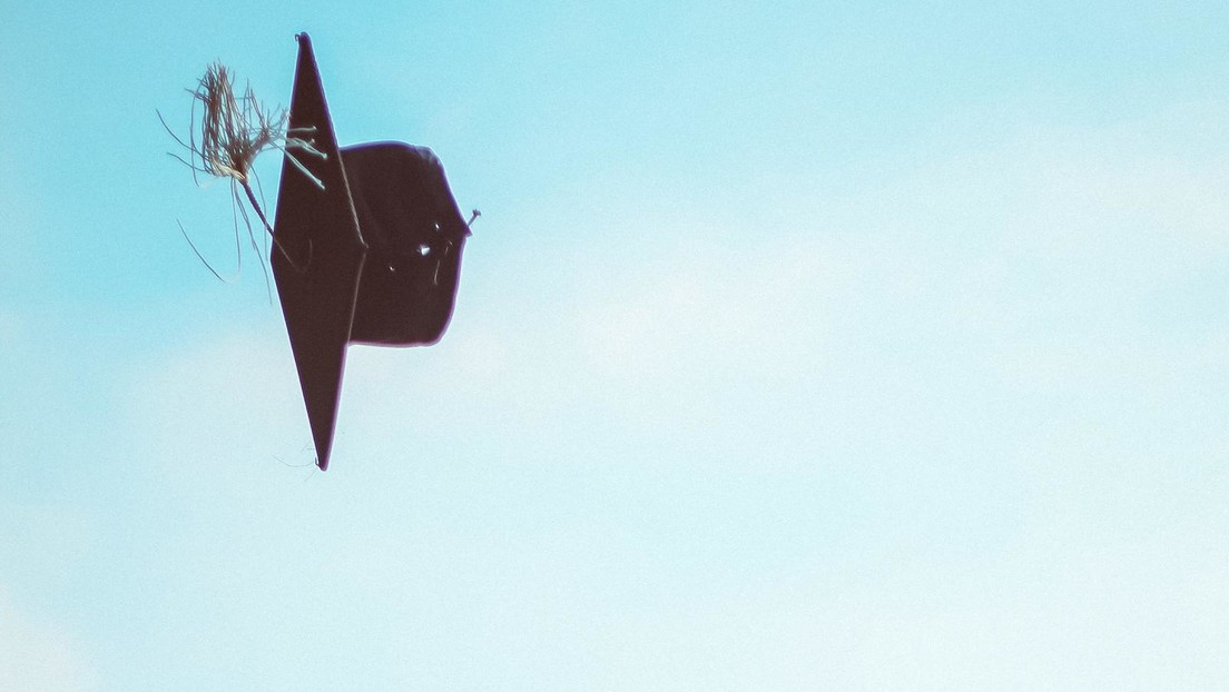 Un veterano de la Segunda Guerra Mundial se gradúa de la secundaria a los 98 años