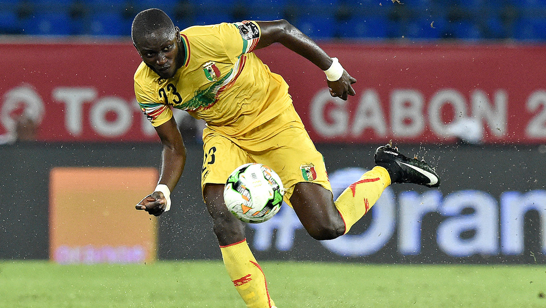 VIDEO: Futbolista africano sufre un infarto y se desploma en un partido de la Liga de Catar