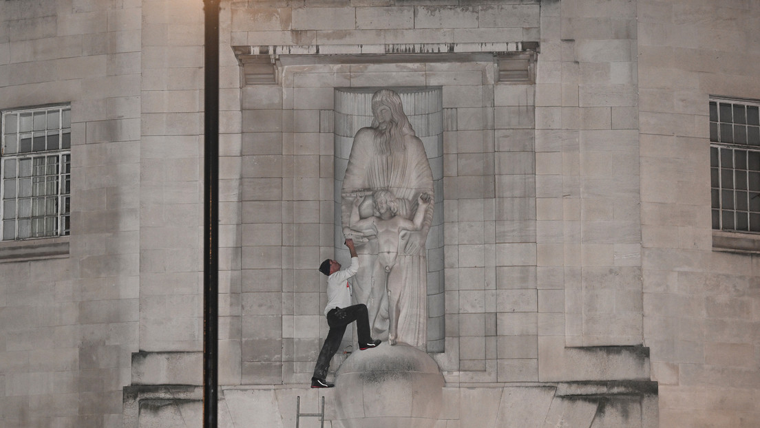 Un hombre escala por la fachada de la sede de la BBC en Londres y vandaliza a martillazos una escultura de un artista pedófilo (VIDEO)
