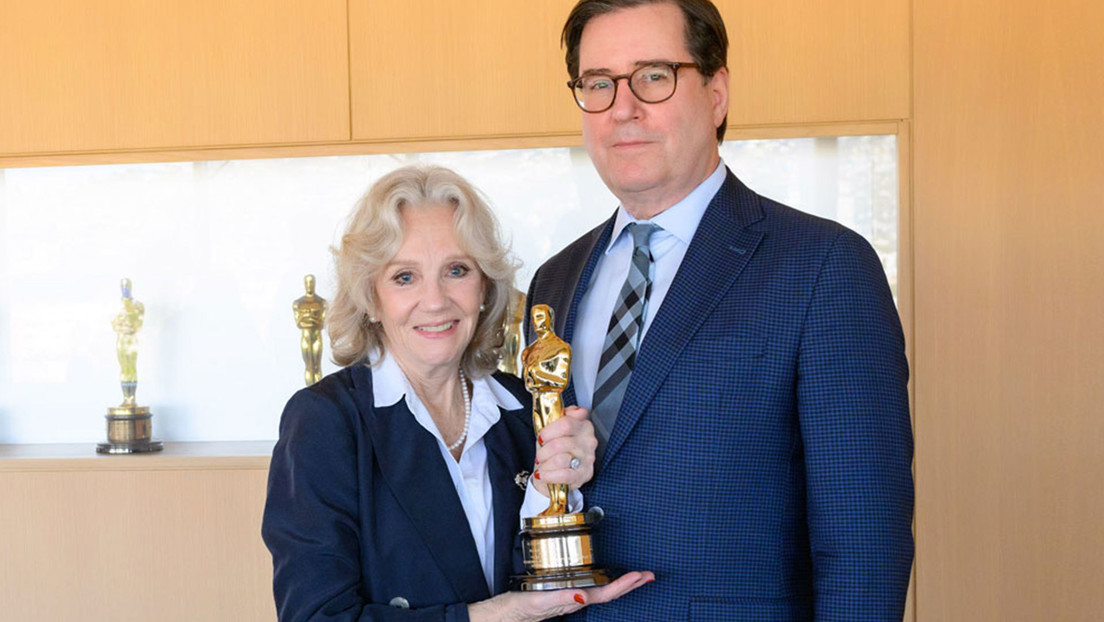 Una exestrella infantil de Disney recibe un óscar de reemplazo por una película de 1960, después de que su galardón desapareciera hace más de 30 años