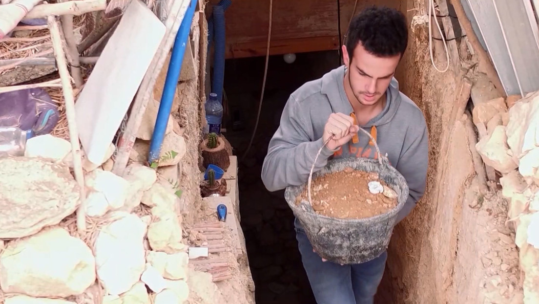 Un adolescente cava durante seis años una cueva y se convierte en una estrella en las redes sociales