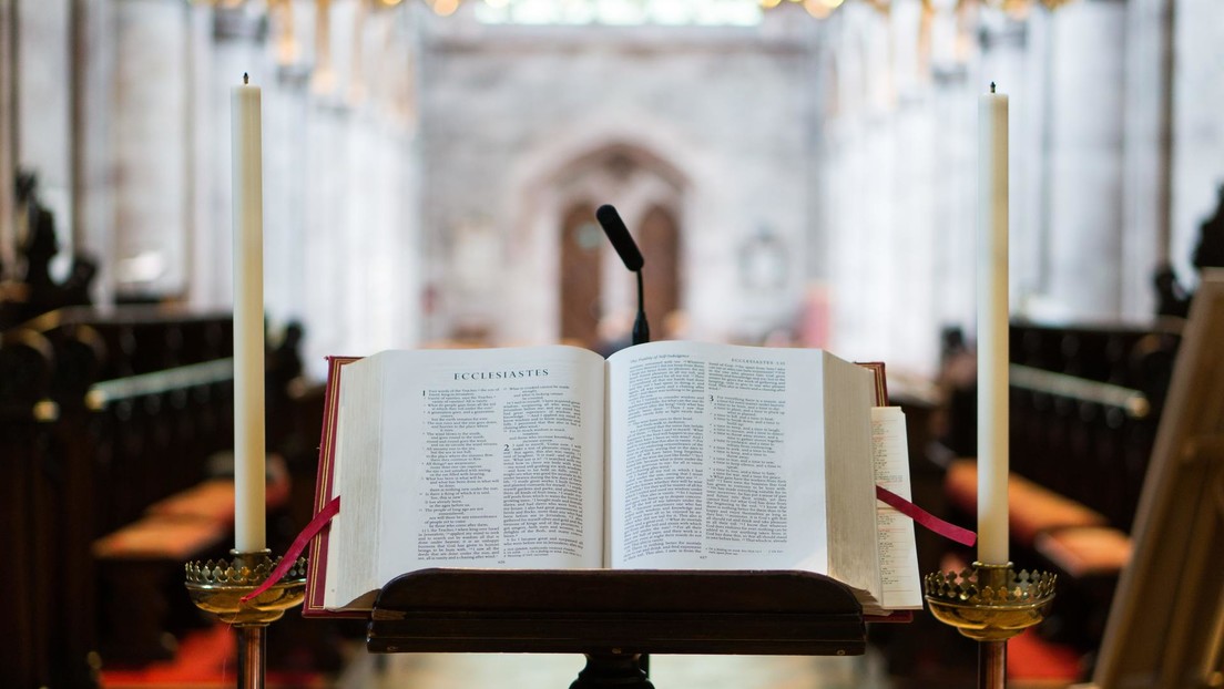 Un pastor estadounidense se disculpa por frotar saliva en la cara de un feligrés mientras daba un sermón (VIDEO)