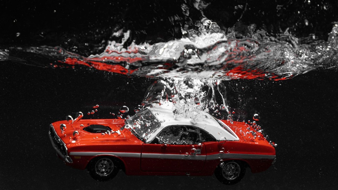 Una joven se hace selfis parada sobre su coche mientras se hunde en un río congelado (VIDEO)