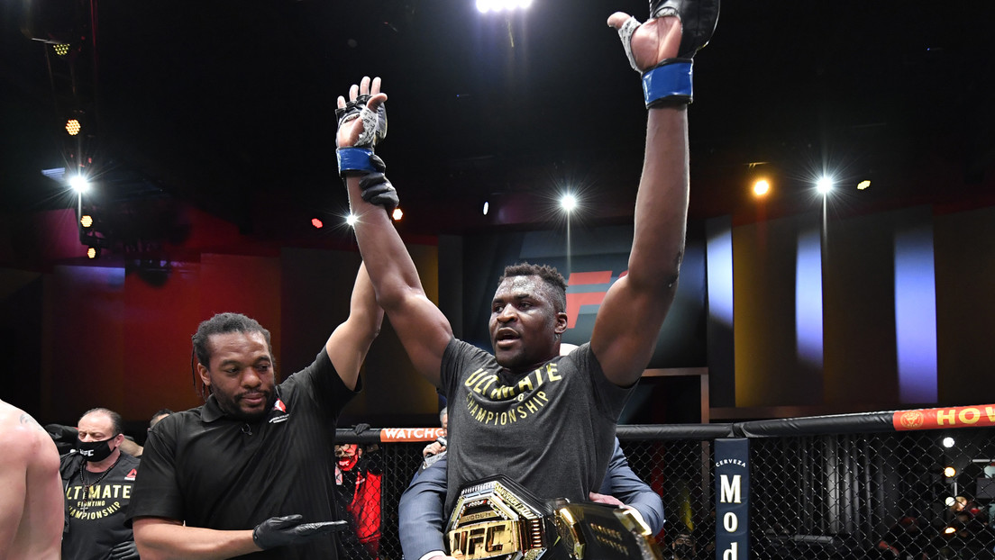 El campeón de los pesos pesados de la UFC recibirá en bitcoines la mitad de lo que gane en su próxima pelea