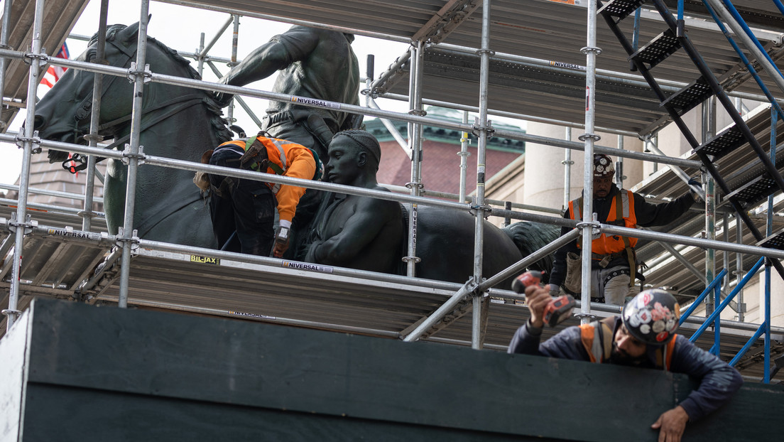 Desmantelan la estatua del presidente Theodore Roosevelt del Museo de Historia Natural de Nueva York por "glorificar el colonialismo"